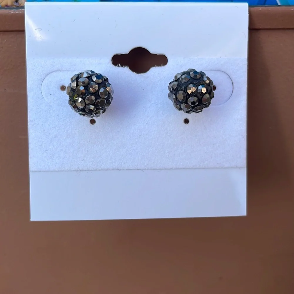 NWOT round Grey with rhinestone earrings